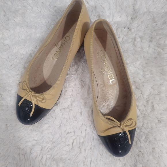 Preloved Chanel Flats Women's Leather Two Tone Flats Beige - Picture 1 of 14